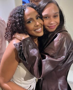 Vanessa Williams Instagram - The EYES have it! @amytheard #THRUMYEYES An unforgettable art experience, an unforgettable ARTIST! Was a pleasure hosting your night of expression!  Love you Amy! Thank you @studiooneeightynine for dressing me! Thank you @raeshines for making this divine reconnection! Makeup @kenyascottmua @hairbytanye ❤️#ifeelpretty