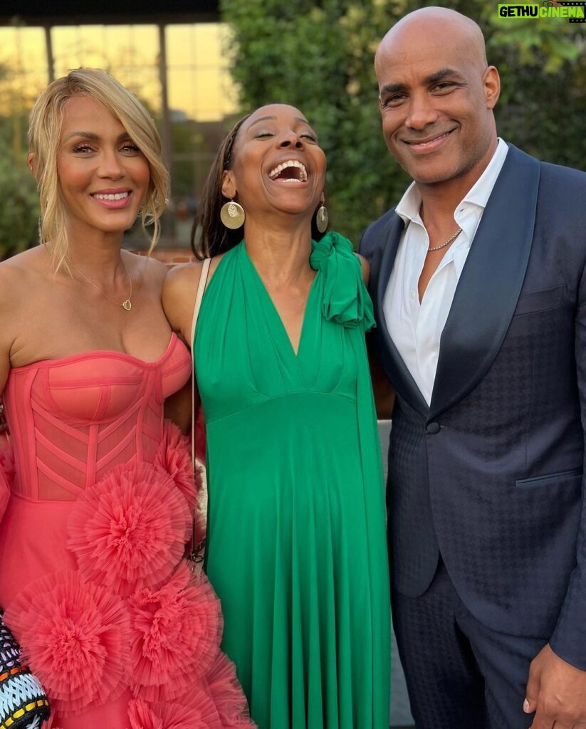 Vanessa Williams Instagram - Sisters, Friends, Costars for LIFE! @nicoleariparker @theericaash @boriskodjoe @iamrobireed @jossieharris Another marvelous @hollyrpeete @rodneypeete9 @hollyrodfdn #DesignCares event celebrating heroes and angels to support, care for and supply resources for autism and Parkinson’s disease. Dress @staud.clothing The Bee Hive
