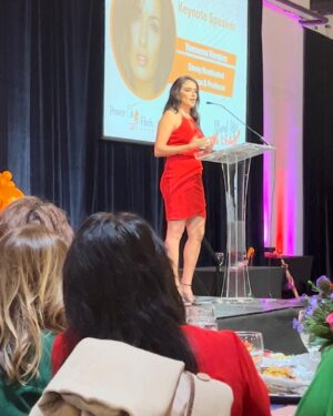 Vannessa Vasquez Instagram - What an honor be spend Latina Equal pay day in my hometown Houston at the @poweronheelsf events with all of these Latina Baddies 

Thank you for my Power Latina award 🥇 I’m still crying 😭 

Thank you Yvette Mayo for having me ! You’re a s shero!! 

Thank you to our sponsors @united @goyafoods @cbaldwinhotel @chase @cocacola 

#sisepuede #pagame #latinaequalpay