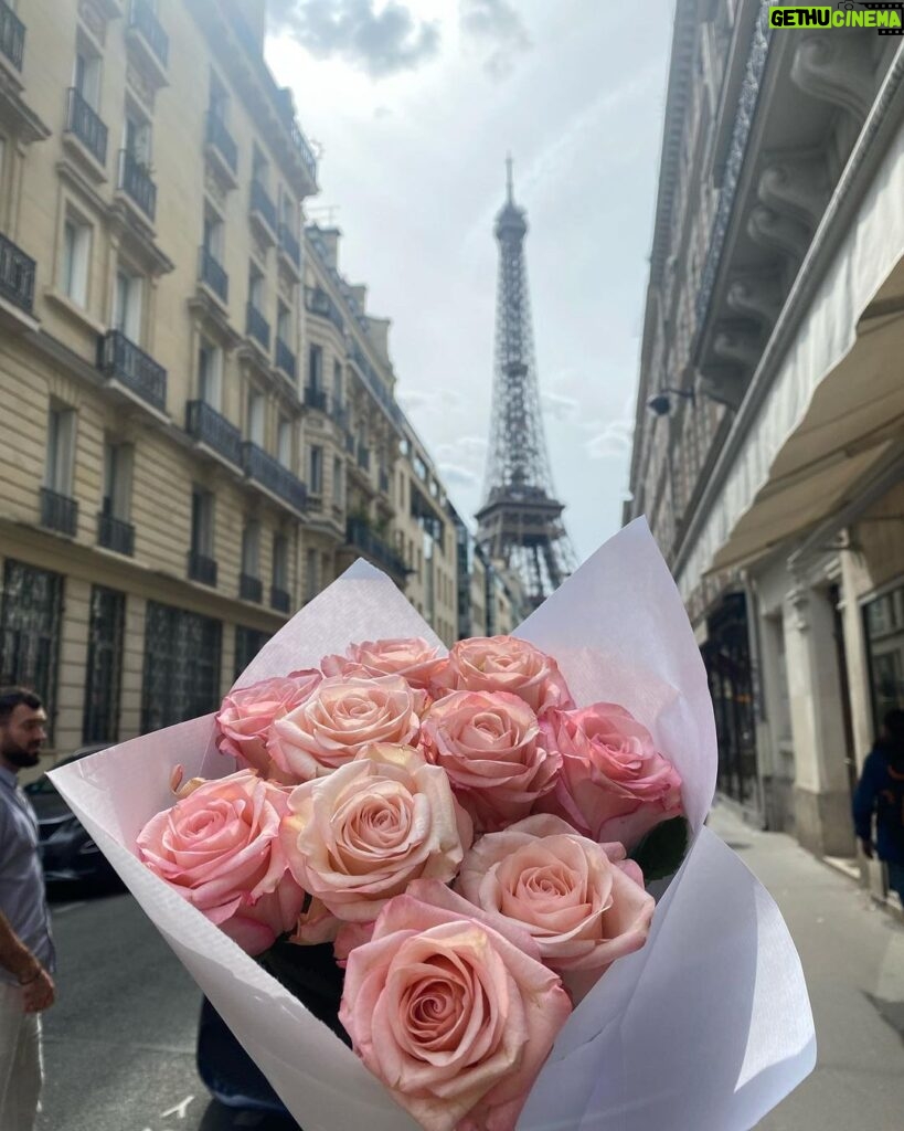 Vannessa Vasquez Instagram - Mentally …. I’m back in Paris for fashion week with everyone else … but gaining 7 pounds cuz I like to eat and fuck It we are on strike still so why not 🥰 🛍 #paris #lourvemuseum Paris,Louvre