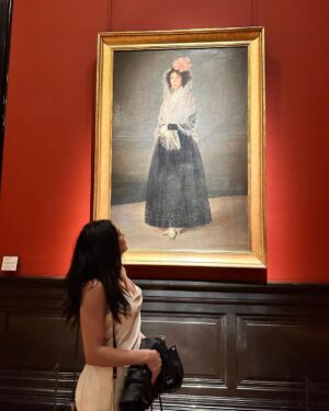 Vannessa Vasquez Instagram - Mentally …. I’m back in Paris for fashion week with everyone else … but gaining 7 pounds cuz I like to eat and fuck It we are on strike still so why not 🥰 🛍  #paris #lourvemuseum