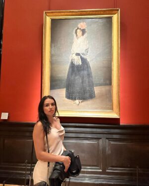 Vannessa Vasquez Instagram - Mentally …. I’m back in Paris for fashion week with everyone else … but gaining 7 pounds cuz I like to eat and fuck It we are on strike still so why not 🥰 🛍  #paris #lourvemuseum