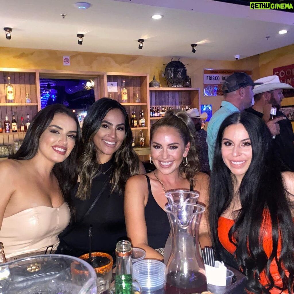 Vannessa Vasquez Instagram - Happy birthday my gator girl!! @birdcarranza 😘I love you ! Love all of you so much !! Yes my bestie surprise flew me to Houston for a day to surprise my other bffs. I have the best days ones ever!! 🥰 Hadn’t been able to spend my girls bday since I left to LA bc this is usually a busy time for actors but here we are making the most of the strike and getting able to be there for our loved ones to celebrate their special days . Xoxo 🎂 Just missing @sheilatwin and @bizzi_b !! Sexy Seven Clique out here aging like fine wine 🍷 #bffs #dayones #since1998 #birthday #houstongirls #texasgirls #rideordies #dancingqueen