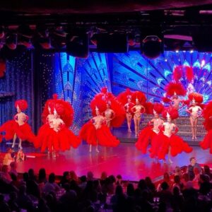 Vannessa Vasquez Instagram - Moulin Rouge in Paris ❤️ Most Mesmerizing show I’ve ever seen 😍

 #france #paris #moulinrouge