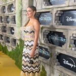 Vannessa Vasquez Instagram - When you wish upon a star 💫 …. NATIONAL TREASURE PREMIERE Grateful to be a part of this epic franchise!! Check it out Dec 14th on Disney+ y’all are going to love ❤️ it!!! I play “Manuela Valenzuela” 💛 Hair and makeup 💄 by @vanezzy_ @disneynt Infinity SS 2023 Dress @rccaylanatelierofficial Rose Gold Triangle Earrings @mahrukh.akuly.jewelry Black Mini Rock Clutch @carat23 @regardstylehouse Photos: Jon Kopaloff / Getty Images