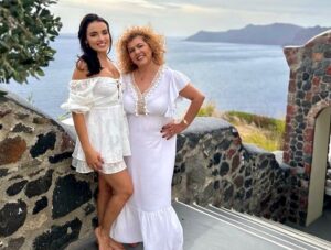 Vannessa Vasquez Instagram - Surround yourself with ppl who value your presence and respect you. Who’s priority is peace for themselves and protecting your peace of mind. Everything else is a no. 😘🙏✨✨✨✨

 #emotionalsafety #emotionalintelligence #peace #1111portal #motherdaughter #healingjourney #chakrabalancing