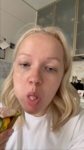 Varvara Shcherbakova Instagram - Эстетика моего завтрака😂 P.S. Это видео я загружала 10 часов… 10, сука, часов……
