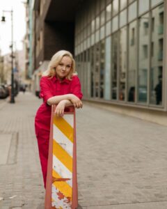 Varvara Shcherbakova Instagram - Разумеется, это фото, В ПЕРВУЮ ОЧЕРЕДЬ (first), для лайков!!! Secondly, возникла мысль! Когда я смотрю выступления других комиков, я включаю критику: «круто, я бы так не смогла», «почему это придумала не я», «я бы сделала лучше», «вау, вот это кроссовки»! И вот вопросик появился. Вы тоже критично оцениваете работу других людей, если это и ваша работа тоже? То есть, допустим, вы - мастер маникюра. Вы пришли на маникюр. И вы можете расслабиться? Или на вечной оценке? Слава богу, не занимаюсь ни фото, ни мейком, поэтому спокойно восхищаюсь работой @anngorrbacheva и @ilonamakeup 😌