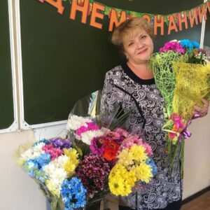 Varvara Shcherbakova Instagram - У мамы сегодня День учителя! Уже сильно не первый раз, но она просит не уточнять, какой именно……

Никто так не учил меня добру, как мама! Мой вечный преподаватель жизни, биологии и химии🔬

Поздравьте своих учителей сегодня! Это важный день для важных людей🥰