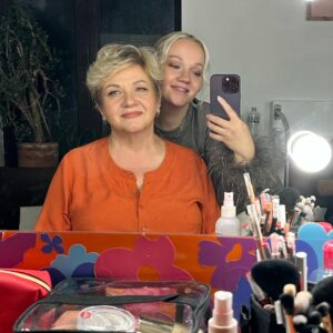Varvara Shcherbakova Instagram - У мамы сегодня День учителя! Уже сильно не первый раз, но она просит не уточнять, какой именно……

Никто так не учил меня добру, как мама! Мой вечный преподаватель жизни, биологии и химии🔬

Поздравьте своих учителей сегодня! Это важный день для важных людей🥰