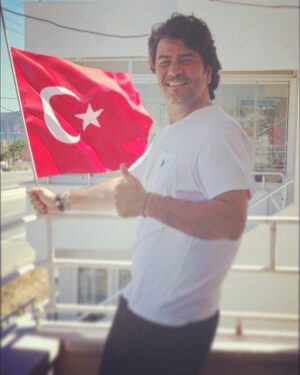 Vatan Şaşmaz Instagram - 🇹🇷19 Mayıs 1919, Kurtuluş Savaşı’nın Samsun’da resmen başladığı tarih.
Ulu önderimiz Atatürk bu tarih için,
“Benim doğum günüm” ifadesini kullanmıştı. Ata’mızı şükaranla anıyor 🙏🏼ve 19 Mayıs Gençlik ve Spor Bayramı’mımizi kutluyorum❤️haydi bakalim gencler asin bayrakları🇹🇷#19mayısgençlikvesporbayramı