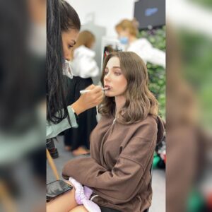 Vera Aldonina Instagram - 💋💄
makeup: @reggi_make 
hair: @kimesfire 
Девчонки, Вы крутые!💫⭐️