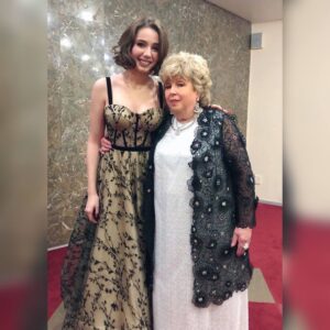 Vera Aldonina Instagram - Сегодня я была рада принять участие в новогоднем творческом вечере Ларисы Алексеевны Рубальской " Переведу часы назад… ” 

«Дотронься»
Муз. Ю. Донская
Сл. Л. Рубальская