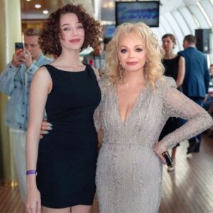 Vera Aldonina Instagram - Открытие Музыкальной академии Ларисы Долиной!
Лариса Александровна @larisa.dolina.official , спасибо огромное за приглашение и потрясающий вечер!💫🎼🎤