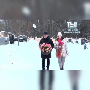 Vera Aldonina Instagram - Моя мама была невероятным человеком. Добрая, талантливая, красивая. Но самое главное - все, что она делала, она делала честно.
Конечно же, приятно, когда во мне узнают мамины черты или мамины нотки в голосе. Я с огромным удовольствием пою её песни, храню светлую память о нашей жизни. Но как я отметила в сюжете, хранить память и целенаправленно становиться двойником - это абсолютно разные вещи. Мне многие пишут, что я – "вторая" Юля. Думаю, что это не совсем правильно, так как мне пока ещё только предстоит пройти свой жизненный и творческий путь. А мама будет для меня ориентиром, гордостью и абсолютным мастером своего дела, на которого я всегда буду равняться.