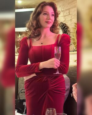 Vera Aldonina Instagram - Я хочу сказать огромное спасибо всем за  поздравления и добрые пожелания. Мне безумно приятно❤️

Вчера отметили моё 17-летие в кругу самых близких и родных людей. Хотела бы поделиться с вами  стихотворением, которое посвятила мне двоюродная бабушка - Антонина Васильевна Владимирова🙏🏻

Попробую и я нарисовать портрет
Красавицы в ее семнадцать лет
Я знаю именинницу отлично,
Поэтому мой ракурс необычный. 

В чем необычность? В общей перспективе:
В еще неясном жизненном мотиве, 
В таланте, что определит дорогу,
И в радостях, и в девичьих тревогах.

Чтоб показать, что образ мой прекрасный,
Использую палитру красок разных, 
Ей больше яркие идут тона, 
Ведь родилась средь ярких звезд она. 

Тепло любви, разлуки темный день - 
Всё передаст в портрете светотень,
Но главная ее черта - движенье
Всё время вверх, вперед - без напряженья. 

Изящество красивого лица
И качества отважного бойца - 
Как совместить то, что не совместимо, 
Как пережить то, что не отвратимо?

Известно, что глаза - портрет души,
Глаза у Веры дивно хороши!
Их яркий свет и греет, и манит, 
Они притягивают, как магнит. 

Непредсказуемость, максимализм,
Безудержность фантазий, артистизм,
Любовь, переживания, манеры - 
Всё это только в одном слове - Вера!

На хитрые углы я воздух расчертила,
Мне кажется, что получился милым
Мой осторожный юности портрет - 
Красавицы в ее семнадцать лет. 

Для радости рисунка непреложной
Я показала вам в стихах лишь то, что можно,
А всё, что оказалось между строчек
Допишет жизнь. Раскрасит и упрочит.