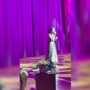 Vera Aldonina Instagram - Сегодня я была рада принять участие в новогоднем творческом вечере Ларисы Алексеевны Рубальской " Переведу часы назад… ” 

«Дотронься»
Муз. Ю. Донская
Сл. Л. Рубальская