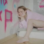 Vera Kotelnikova Instagram - Дала интервью, можно прочитать у @meduzapro Ну как дала интервью. Я что-то бубнила, а @alexsivtsova сделала из этого классный текст А @anyamiro сделала фотографии <3 А в комнате на фото я наконец-то начала делать ремонт. Думала про это написать пост, но получилось 2 страницы А4