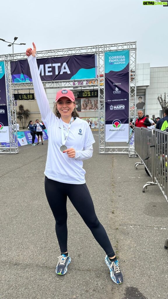 Veronica Bianchi Instagram - La mañana estaba fría pero fuimos a calentar motores a la Corrida de @araucomaipu donde se vivió una verdadera fiesta. Me encanta ver familias completas haciendo deporte y disfrutando! Además, terminamos bailando para sellar una jornada inolvidable! Espero volver el próximo año!🏃🏻‍♀️❤️🙌🏻