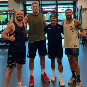 Viacheslav Borshchev Instagram - Look at this nice crew. So blessed to be part of the club.
.
Александр просто гигант 🙈 приятно было познакомиться @volkov_alex.
.
#ufc #россия #волков #volkov #borshchev #chiesa #mma #fight #ufcpi
