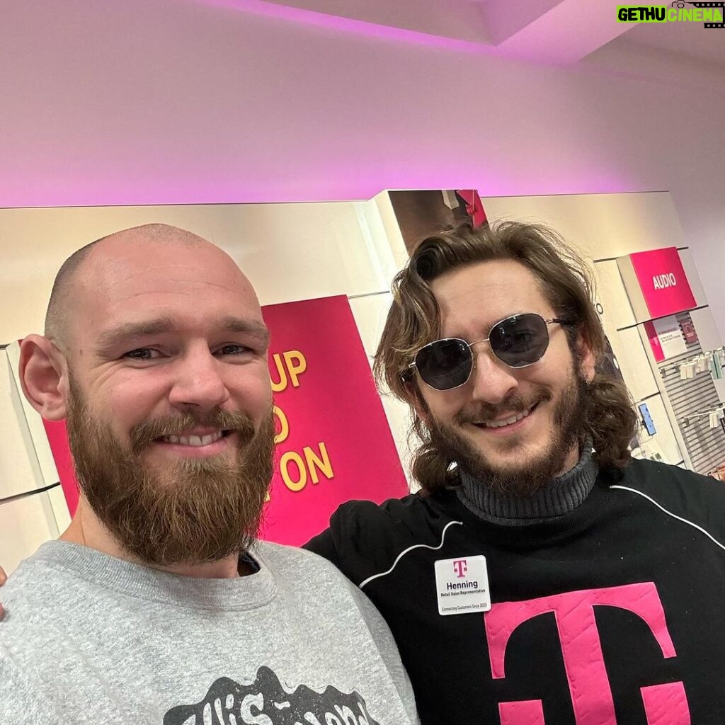 Viacheslav Borshchev Instagram - It's so great when people know their business, know what they are doing, are patient and considerate with clients. I really hope @tmobile appreciate this guy @antelopian . Thanks you man 🙏🏻 for you service. And 🤮uck verizon. #tmoblie