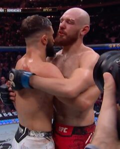 Viacheslav Borshchev Instagram - 😳 Драматичный бой @SlavaClaus и @Naz_MMA закончился ничьёй! Главное — уважение 🤝