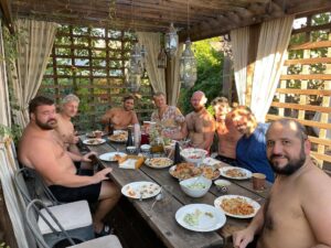 Viacheslav Borshchev Instagram - This is was so awesome 🙏🏻 thank you @peterpeychev , can’t even explain how much i appreciate your hospitality. Happy Russian baptise guys 🤣
.

«Удивительное видел я в Словенской земле на пути своём. Видел бани деревянные, и разожгут их сильно, и разденутся догола, и обольются квасом кожевенным, и возьмут молодые прутья, и бьют себя сами, и до того себя добьют, что вылезут еле живые, и обольются водою студеною, и так оживут».