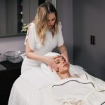Victoria Beckham Instagram - FROM BED TO BOTTLE! 🧖‍♀️ NEW @VictoriaBeckhamBeauty DAILY CLEANSING PROTOCOL – AVAILABLE NOW! When we couldn’t find the perfect cleanser, we decided to make our own! Introducing your deepest, cleanest cleanse. Taking DOUBLE CLEANSING to the next level with the DAILY OIL CLEANSE followed by the DAILY LACTIC ACID GEL CLEANSE. @VictoriaBeckhamBeauty @MelanieGrantSkin