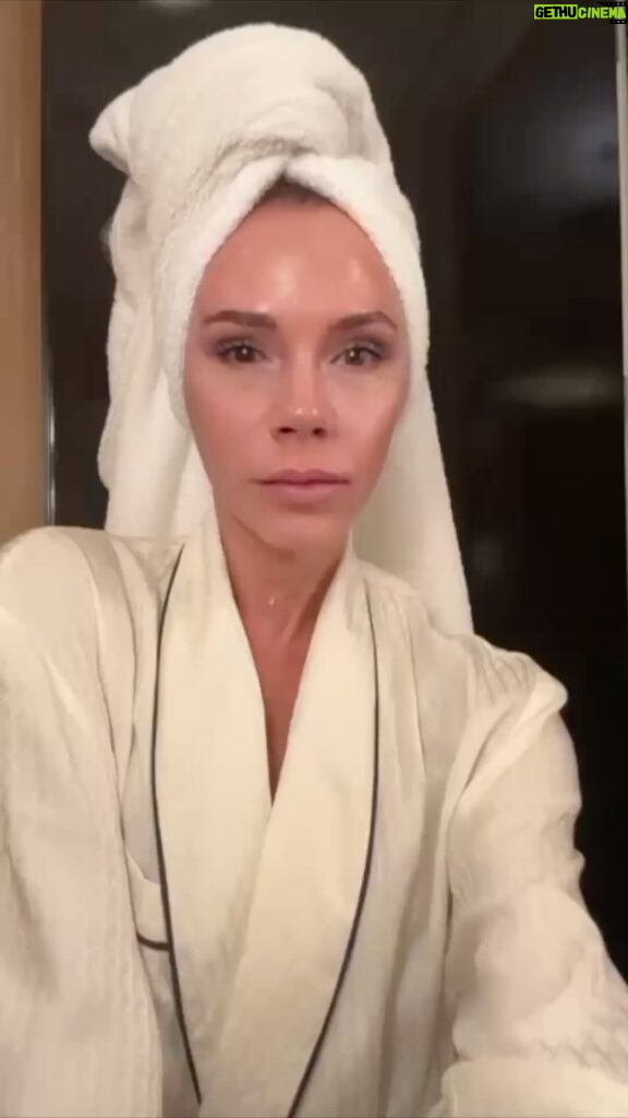 Victoria Beckham Instagram - NEW PRODUCT ALERT 🚨 AVAILABLE NOW!!! The @VictoriaBeckhamBeauty DAILY CLEANSING PROTOCOL is finally here! Cleansing my skin correctly has changed my skin, I’ve tried so many cleansers over the years and never found the perfect system. Even though I want to fully cleanse my skin, you do not want to strip your skin at the same time, and this is where a duo system of an Oil cleanser and Lactic Acid Gel cleanser are the perfect combination.  Discover now at VictoriaBeckhamBeauty.com and at 36 Dover Street.