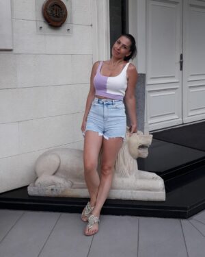 Vildan Vatansever Instagram - Bir yıl sonra aynı yerde olmanın mutluluğu 📽🏠💯❤ #thursday #perşembe #gun #gün #day #summer #summertime #past #pasttime #hatıra  #memories #memory #year #ago #once #sürpriz  #suprice  #love #sevmek #çekim #leon #çekim