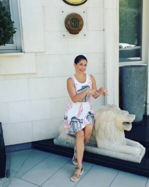 Vildan Vatansever Instagram - "HARKULADE pozlarını hep aynı odada veriyosun" diyenler çok oldu 🧐 Eeee tabi ben de BÜYÜK bir değişiklik yapıp ŞAHANE ve çok GEREKLİ 😳⁉️ pozlarımı resetledim, geliştirdim ve bir üst basamağa yanı dışarı çıkarttım 😃🤔😎🤣🤣 Bravo bana 😉😆😆 hahah 💋💚💚💋❤❤💚💋 #brandenburg #gün #day #outdoor #outside #out  #dışçekim #pazar #sunday #berlin #berlin #aslan #aslanburcu #leon #photography #fotograf #guzel #niceday #nice #elbise #dress #likeme