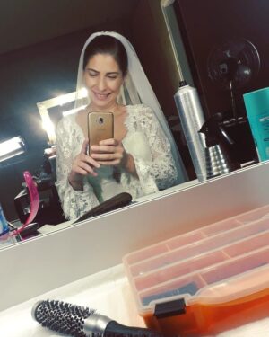 Vildan Vatansever Instagram - Ben hep DANTELLİ gelinlik istemistim 👰🏻😉🤗 #gelin #gelinlik #damat #gelinlikmodelleri #wedding #düğün #evlilik #bride #bridetobe #edaece #barışkılıç #buçebusekahraman  #şevvalsam #nesrincevadzade #talatbulut  #doğaçyıldız #barışaytaç #safakpekdemir #serkanrutkayayıkoz #mertkanarat #kuzeygezer #melisadogu #istanbulprovince #mutluluk #diziler #yasakelmafox #medyapım #yasakelmadizi #güzel #gülümsemek