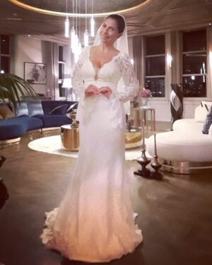 Vildan Vatansever Instagram - Ben hep DANTELLİ gelinlik istemistim 👰🏻😉🤗 #gelin #gelinlik #damat #gelinlikmodelleri #wedding #düğün #evlilik #bride #bridetobe #edaece #barışkılıç #buçebusekahraman  #şevvalsam #nesrincevadzade #talatbulut  #doğaçyıldız #barışaytaç #safakpekdemir #serkanrutkayayıkoz #mertkanarat #kuzeygezer #melisadogu #istanbulprovince #mutluluk #diziler #yasakelmafox #medyapım #yasakelmadizi #güzel #gülümsemek