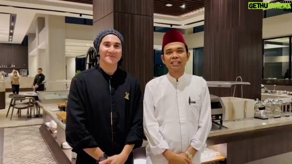 Vino G. Bastian Instagram - #REPOST @ustadzabdulsomad_official Saksikan Film Buya ‘Hamka & Siti Raham’ di bioskop seluruh indonesia, mulai 21 Desember 2023. Ajak seluruh keluarga serta sahabat nonton film kebaikan ini. MasyaAllah tabarakAllah terima kasih banyak Tuan Guru @ustadzabdulsomad_official 🙏🏼 XXI Transmart Padang