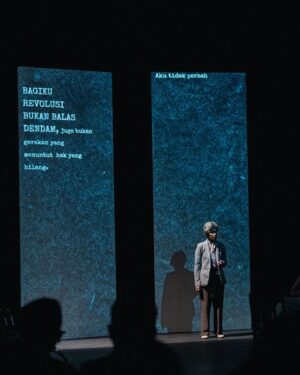 Vino G. Bastian Instagram - ‘KE PELUKAN ORANG-ORANG TERCINTA’ What a Spectacular, Powerful and Brilliant performance last night. Hampir 1 jam monolog yang sangat intense, bikin semua penonton terdiam, tegang, tertawa dan akhirnya banjir air mata. Gila sih kamu @marshatimothy HEBAT!! Selamat setinggi2nya untuk all tim #DiTepiSejarah #FestivalMonolog. #JASMERAH #FranciscaCasparinaFanggidaej