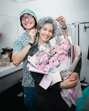 Vino G. Bastian Instagram - ‘KE PELUKAN ORANG-ORANG TERCINTA’ What a Spectacular, Powerful and Brilliant performance last night. Hampir 1 jam monolog yang sangat intense, bikin semua penonton terdiam, tegang, tertawa dan akhirnya banjir air mata. Gila sih kamu @marshatimothy HEBAT!! Selamat setinggi2nya untuk all tim #DiTepiSejarah #FestivalMonolog. #JASMERAH #FranciscaCasparinaFanggidaej