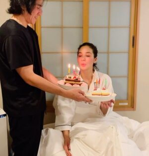 Vino G. Bastian Instagram - Hepi besdeeey my L.. 🥰 tolong melek dulu pliiss 🤣
#barakallahfiiumrik