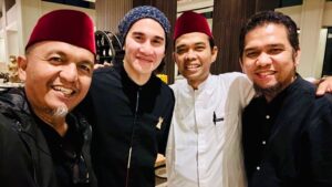 Vino G. Bastian Instagram - #REPOST @ustadzabdulsomad_official Saksikan Film Buya ‘Hamka & Siti Raham’ di bioskop seluruh indonesia, mulai 21 Desember 2023.
Ajak seluruh keluarga serta sahabat nonton film kebaikan ini.

MasyaAllah tabarakAllah terima kasih banyak Tuan Guru @ustadzabdulsomad_official 🙏🏼