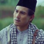 Vino G. Bastian Instagram - #HamkaDanSitiRaham “Tidak ada pengorbanan yang sia-sia dalam membangun rumah tangga, terkadang kita perlu mundur selangkah untuk mencapai tujuan yang lebih jauh.” ⭐️ ⭐️ ⭐️ ⭐️ ⭐️ Saksikan film ‘HAMKA & SITI RAHAM’ Di Bioskop 21 Desember 2023.