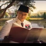 Vino G. Bastian Instagram - “Dalam Politik kadang kawan bisa menjadi lawan”. Lalu bagaimana kelanjutan kisah persahabatan SOEKARNO dan HAMKA? ⭐️ ⭐️ ⭐️ ⭐️ ⭐️ Saksikan film ‘HAMKA dan SITI RAHAM’ di Bioskop mulai 21 DESEMBER 2023.