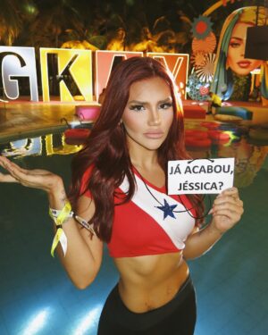 Virgínia Wanderley Instagram - Meu primeiro dia na #FarofaDaGkay e o tema da festa de hoje é MEMES 😂 lembram desse?