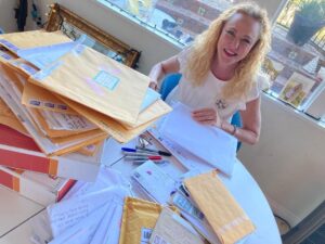 Virginia Madsen Instagram - Fan mail day! Christmas Eve has brought great tidings of joy. Thank you all so much. From the bottom of my heart with gratitude may we all enjoy a happy new year. Love Madly from V.