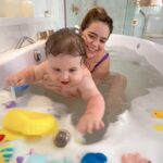 Vitória Moraes Instagram – Ontem tomamos nosso primeiro banho de banheira juntas 🥹💜

A elefantinha roxa, é nosso brinquedo de banho do @seubabytube o favorito da lua!