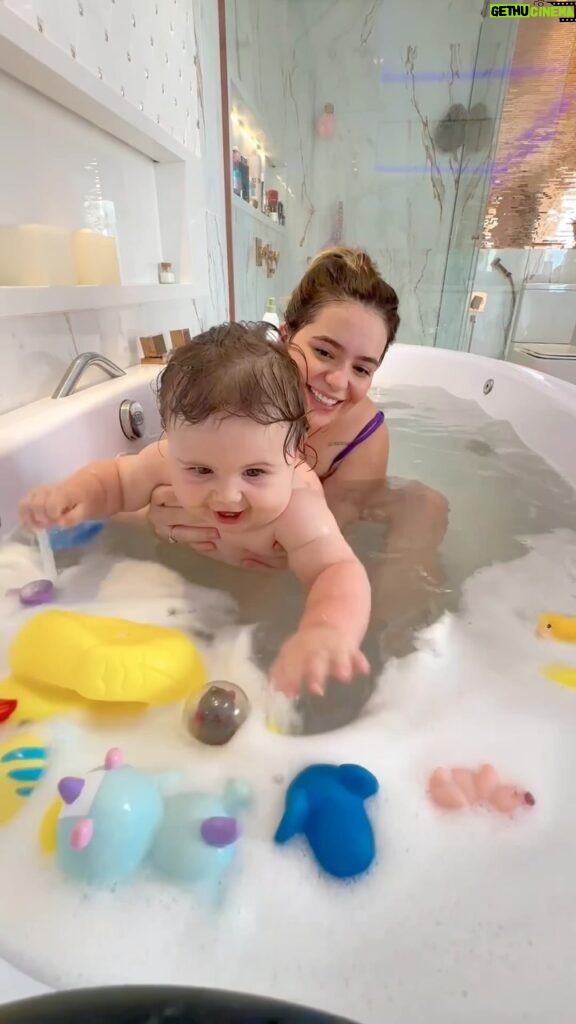 Vitória Moraes Instagram - Ontem tomamos nosso primeiro banho de banheira juntas 🥹💜 A elefantinha roxa, é nosso brinquedo de banho do @seubabytube o favorito da lua!