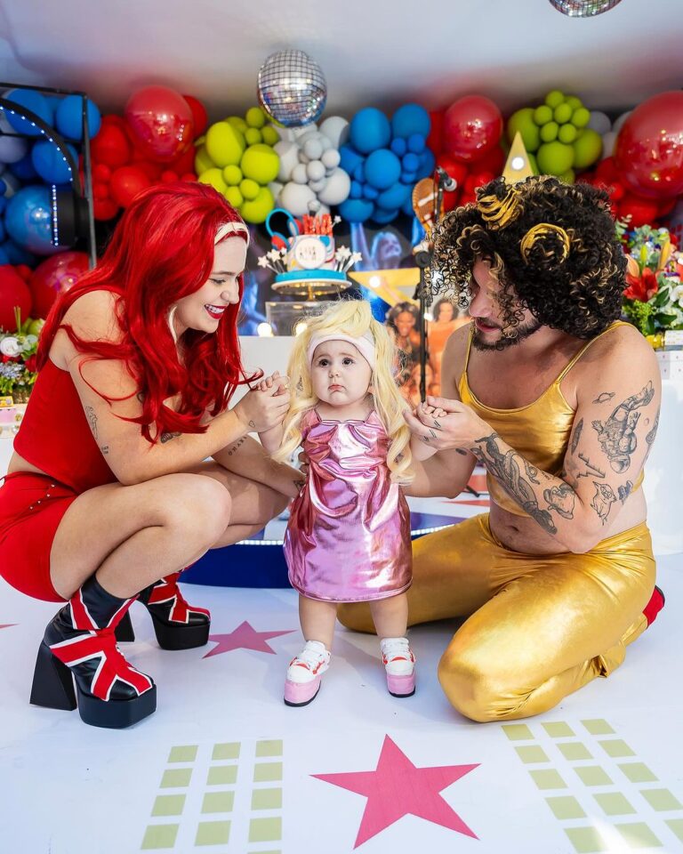 Vitória Moraes Instagram - As Spice Girls! Quem aguenta a lua com essa plataforma no pé? Kkkk 💜 Foto: @fabiana_monteiro_fotografia Decoração: @by_dianamota Personalizados de luxo: @welovemimos_ Bolo e doces: @rabellocaique Lembrancinhas: @ateliebyneidebarbosa Flores: @lojabeatrizflores Painel de Led: @agenciae Painéis decorativos: @knartespaineis_ Projeto 3D: @brilliantsprojetos Iluminação: @casaliluminadoeventos Balões: @mixbaloes Itens de decoração: @moveisdonafernanda