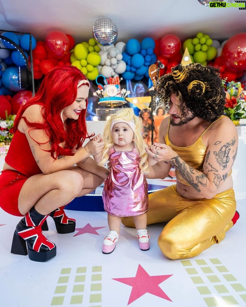 Vitória Moraes Instagram - As Spice Girls! Quem aguenta a lua com essa plataforma no pé? Kkkk 💜 Foto: @fabiana_monteiro_fotografia Decoração: @by_dianamota Personalizados de luxo: @welovemimos_ Bolo e doces: @rabellocaique Lembrancinhas: @ateliebyneidebarbosa Flores: @lojabeatrizflores Painel de Led: @agenciae Painéis decorativos: @knartespaineis_ Projeto 3D: @brilliantsprojetos Iluminação: @casaliluminadoeventos Balões: @mixbaloes Itens de decoração: @moveisdonafernanda