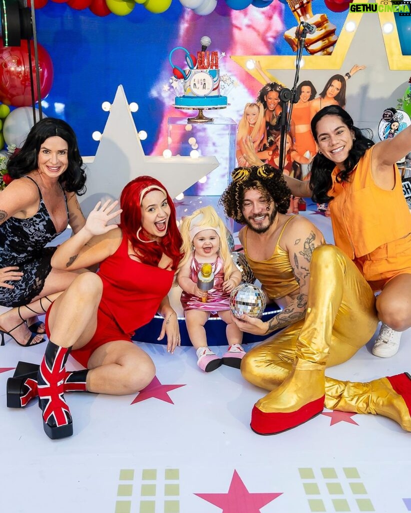 Vitória Moraes Instagram - As Spice Girls! Quem aguenta a lua com essa plataforma no pé? Kkkk 💜 Foto: @fabiana_monteiro_fotografia Decoração: @by_dianamota Personalizados de luxo: @welovemimos_ Bolo e doces: @rabellocaique Lembrancinhas: @ateliebyneidebarbosa Flores: @lojabeatrizflores Painel de Led: @agenciae Painéis decorativos: @knartespaineis_ Projeto 3D: @brilliantsprojetos Iluminação: @casaliluminadoeventos Balões: @mixbaloes Itens de decoração: @moveisdonafernanda