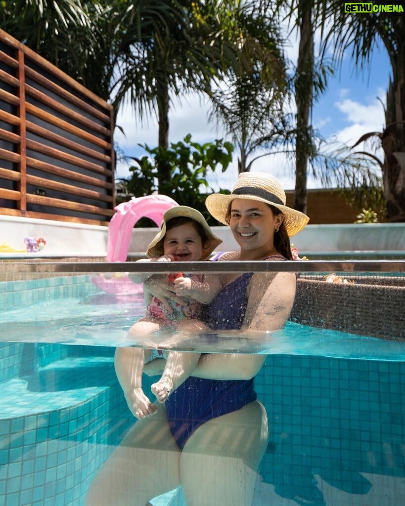 Vitória Moraes Instagram - Mãe e filha patricinhas com café da manhã flutuante e chapeuzinho combinando sim ☀️💜 Pousada Arte da Natureza