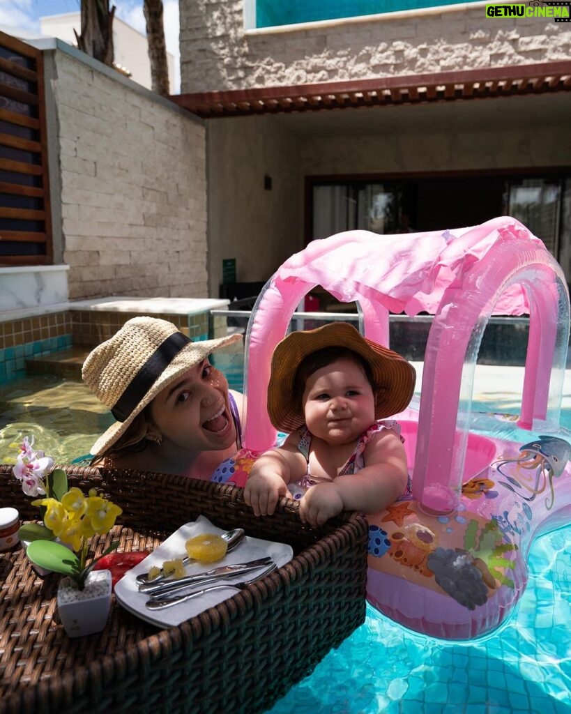 Vitória Moraes Instagram - Mãe e filha patricinhas com café da manhã flutuante e chapeuzinho combinando sim ☀️💜 Pousada Arte da Natureza