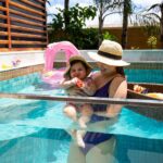 Vitória Moraes Instagram – Mãe e filha patricinhas com café da manhã flutuante e chapeuzinho combinando sim ☀️💜 Pousada Arte da Natureza